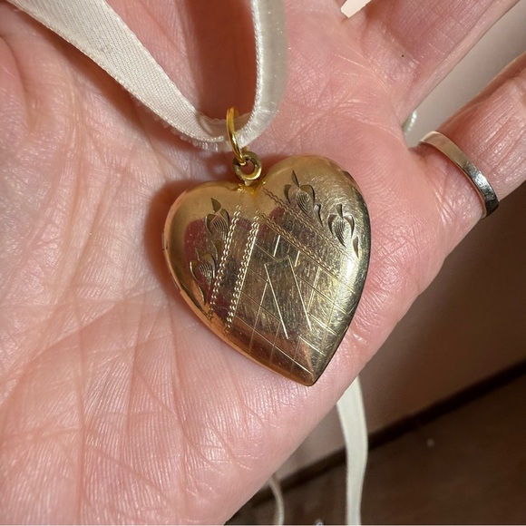 Antique 1940’s Art deco Rose gold Filled Heart Locket Necklace - Picture 5 of 17